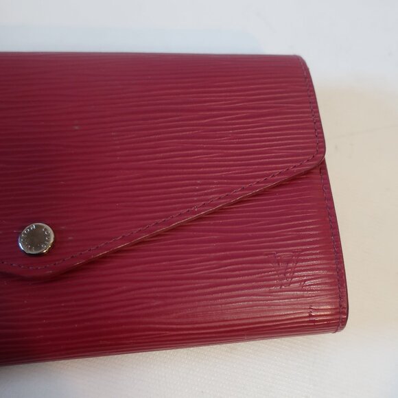 Authentic Women Louis Vuitton Sarah Fuchsia Textured Epi Leather Envelope Wallet - Picture 2 of 14
